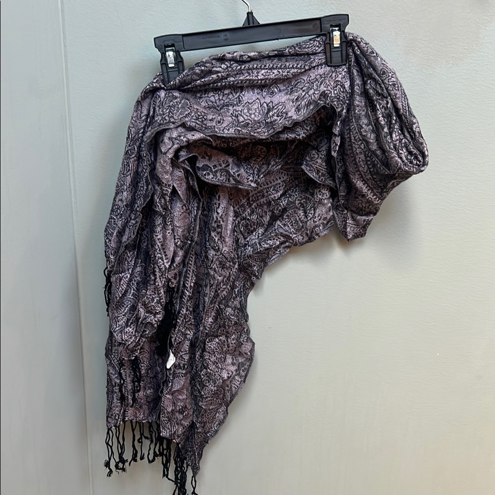 Elegant Black and Gray Patterned Scarf